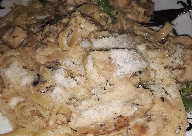Homemade Chicken Alfredo with Asparagus