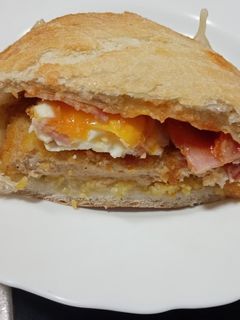Una foto de Hamburguesa de pollo con huevo y bacon