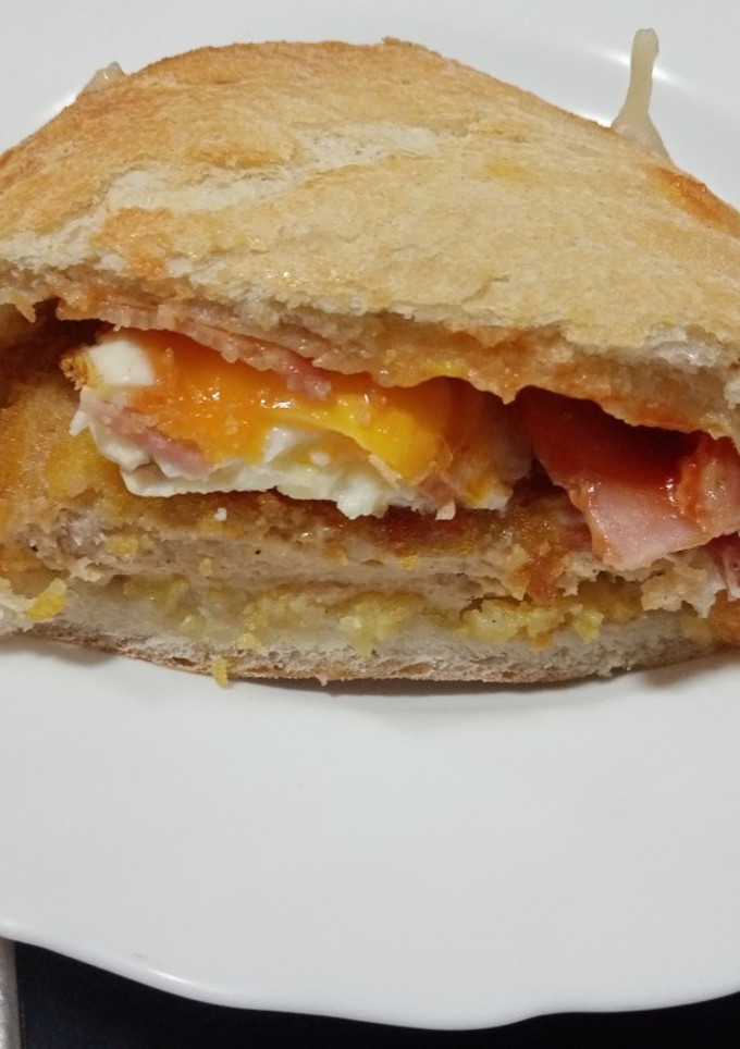 Una foto de Hamburguesa de pollo con huevo y bacon