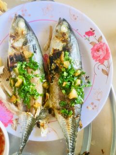 Hình của món Cá sòng nướng mỡ hành.