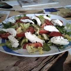 Una foto de Ensalada con mozzarella