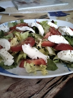 Una foto de Ensalada con mozzarella