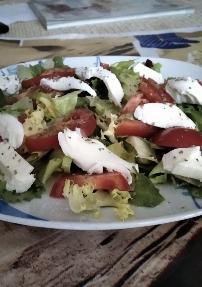 Una foto de Ensalada con mozzarella