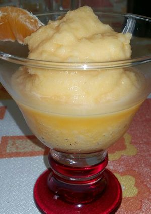 Una foto de Sorbete de mandarina y limón al cava