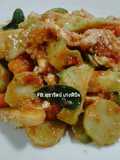 ก้านบล็อคโคลี่ผัดพริกแกงอกไก่