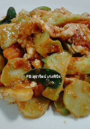 รูปของ ก้านบล็อคโคลี่ผัดพริกแกงอกไก่