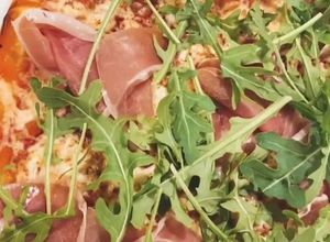 Foto de Pizza de Rúcula e Presunto
