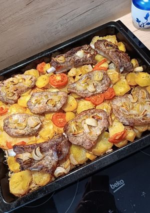 Savanyú káposzta és burgonya ágyon barna sörben pácolt hagymás sült recept fotója