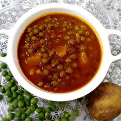 A picture of Aloo matar.