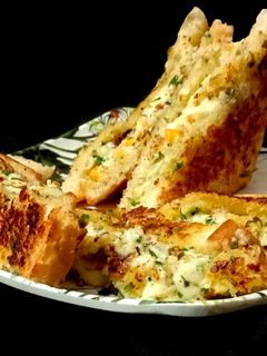 चीज़ ग्रालिक ब्रेड (Cheese Garlic Bread Recipe In Hindi) रेसिपी मुख्य फोटो