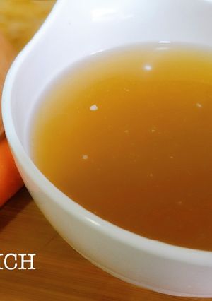 Una foto de Caldo de pollo asado