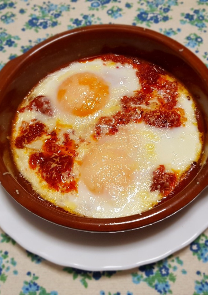 Una foto de Huevos con sobrasada