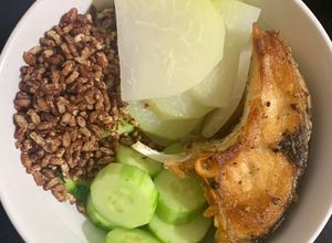 Hình của món Cá trắm áp chảo + su hào+ dưa leo+ gạo lứt sấy (eat clean, giảm cân).