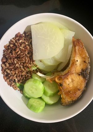 Hình của món Cá trắm áp chảo + su hào+ dưa leo+ gạo lứt sấy (eat clean, giảm cân).