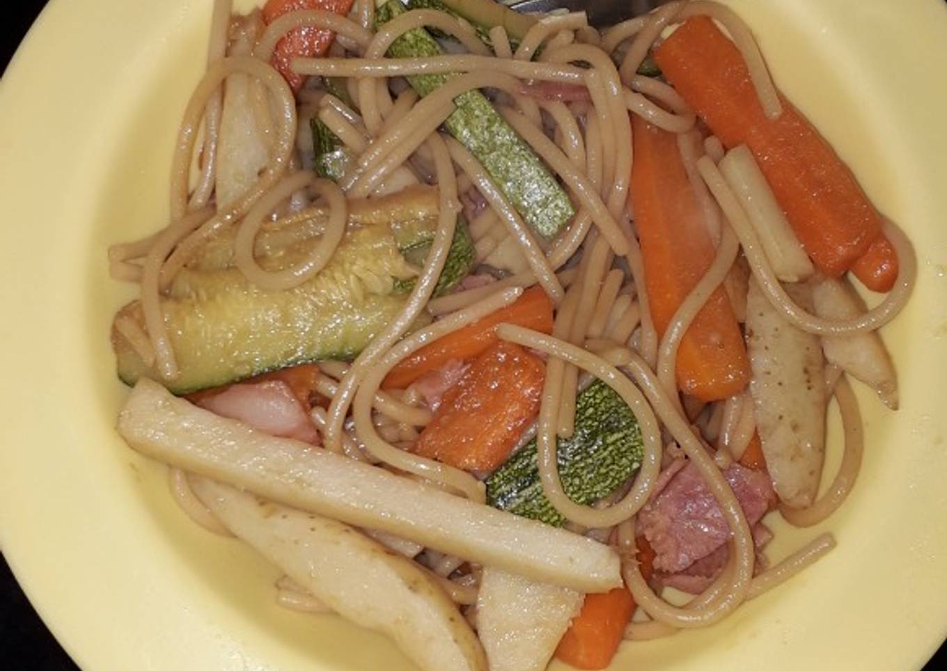 Espagueti con verduras y tocino