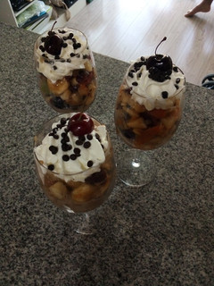Una foto de Copita de frutas y helado