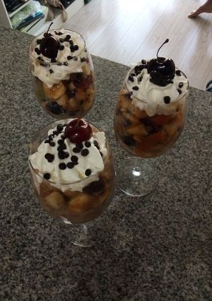 Una foto de Copita de frutas y helado