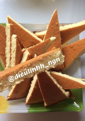 Hình của món Bánh bông lan nướng vỏ giòn, ruột mềm.