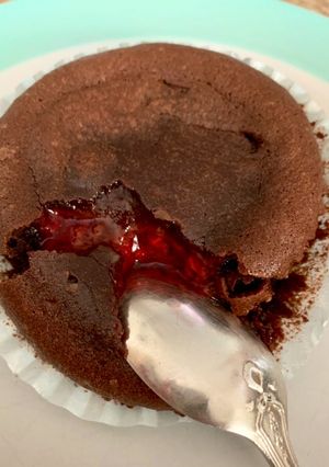 Une photo de Fondant au chocolat coeur framboise piment 🍫 🌶