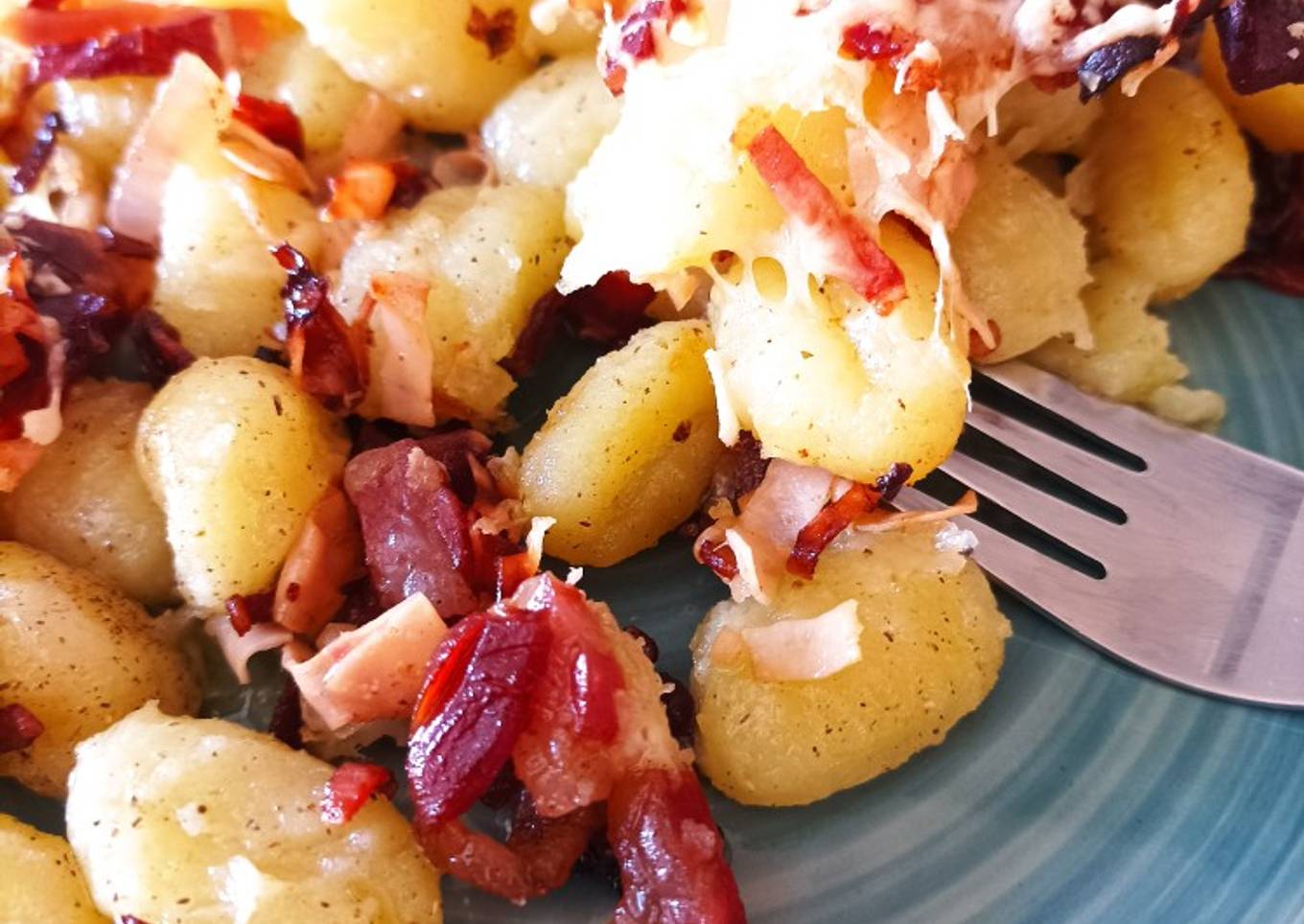 Ñoquis con jamón y bacon