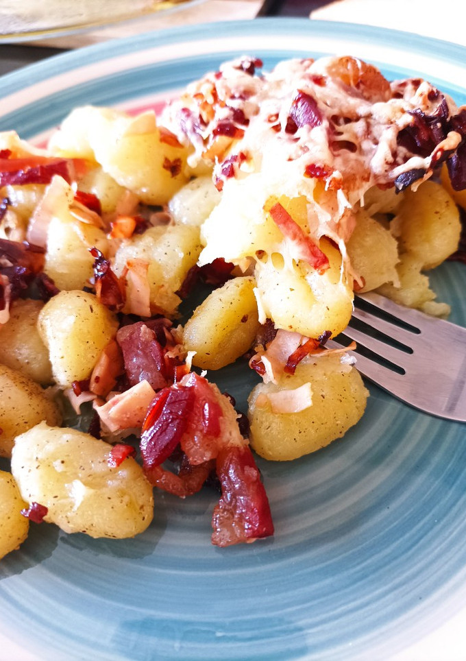 Una foto de Ñoquis con jamón y bacon
