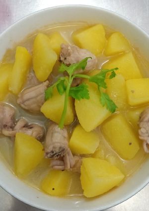 Hình của món Canh khoai tây nấu cổ gà.