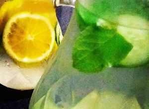 Foto de Águas Saborizadas, Limão com Hortelã e Pepino e outra de Laranja com Pepino