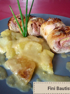 Una foto de Muslos de pollo rellenos con patatas panaderas