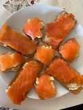 Canapés de queso de tetilla y salmón