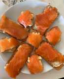 Canapés de queso de tetilla y salmón