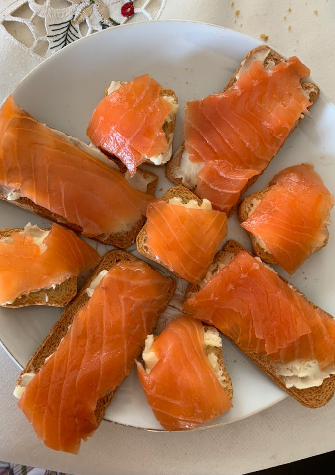 Una foto de Canapés de queso de tetilla y salmón