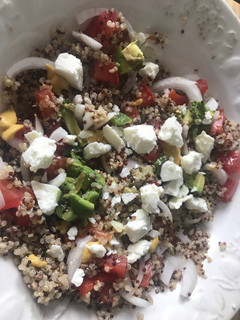 Foto principal de Quinoa tres colores. Ensalada aguacate y feta