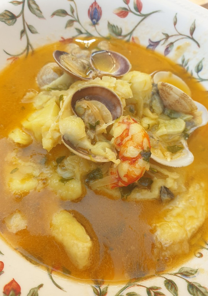 Una foto de Merluza en salsa marinera