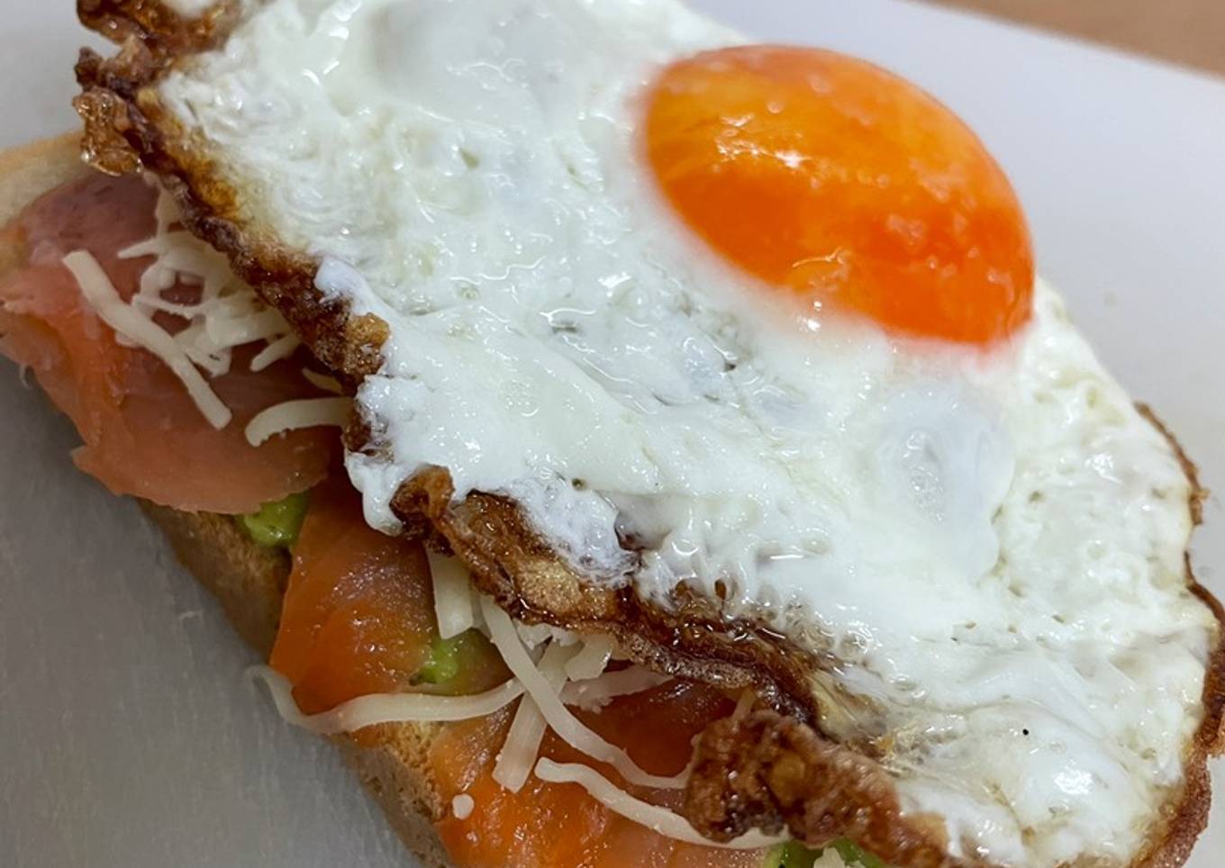 Tosta de guacamole, salmón ahumado y huevo frito