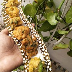 A picture of Methi chilli pakoda.