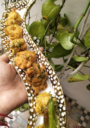 A picture of Methi chilli pakoda.