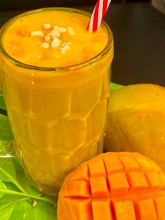 मॅंगो लस्सी (Mango Lassi Recipe In Marathi) रेसिपी चे मुख्य फोटो