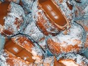 Una foto de bollo con dulce de leche