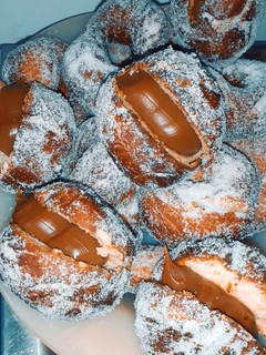 Una foto de Rosquitas y Bollitos con dulce de leche🥯