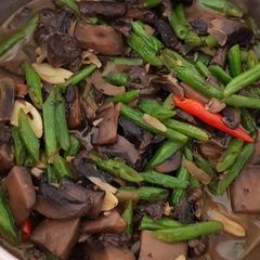 A picture of Cup Mushroom & Green Beans Stir Fry.