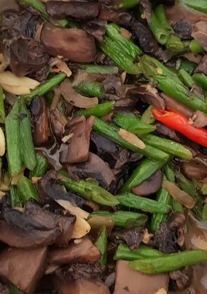 A picture of Cup Mushroom & Green Beans Stir Fry.