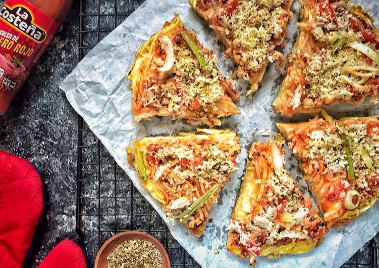 Langkah Mudah untuk Menyiapkan Pizza mie tuna yang Lezat Sekali
