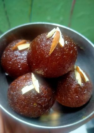 गुलाब जामुन (gulab jamun recipe in Hindi) रेसिपी मुख्य फोटो