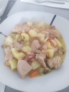 Una foto de Carne con papas a mi estilo
