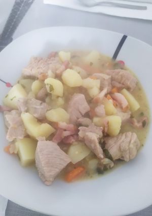 Una foto de Carne con papas a mi estilo