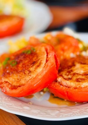 Hình của món Cà Chua Nhồi Chả Tôm Quết Áp Chảo.