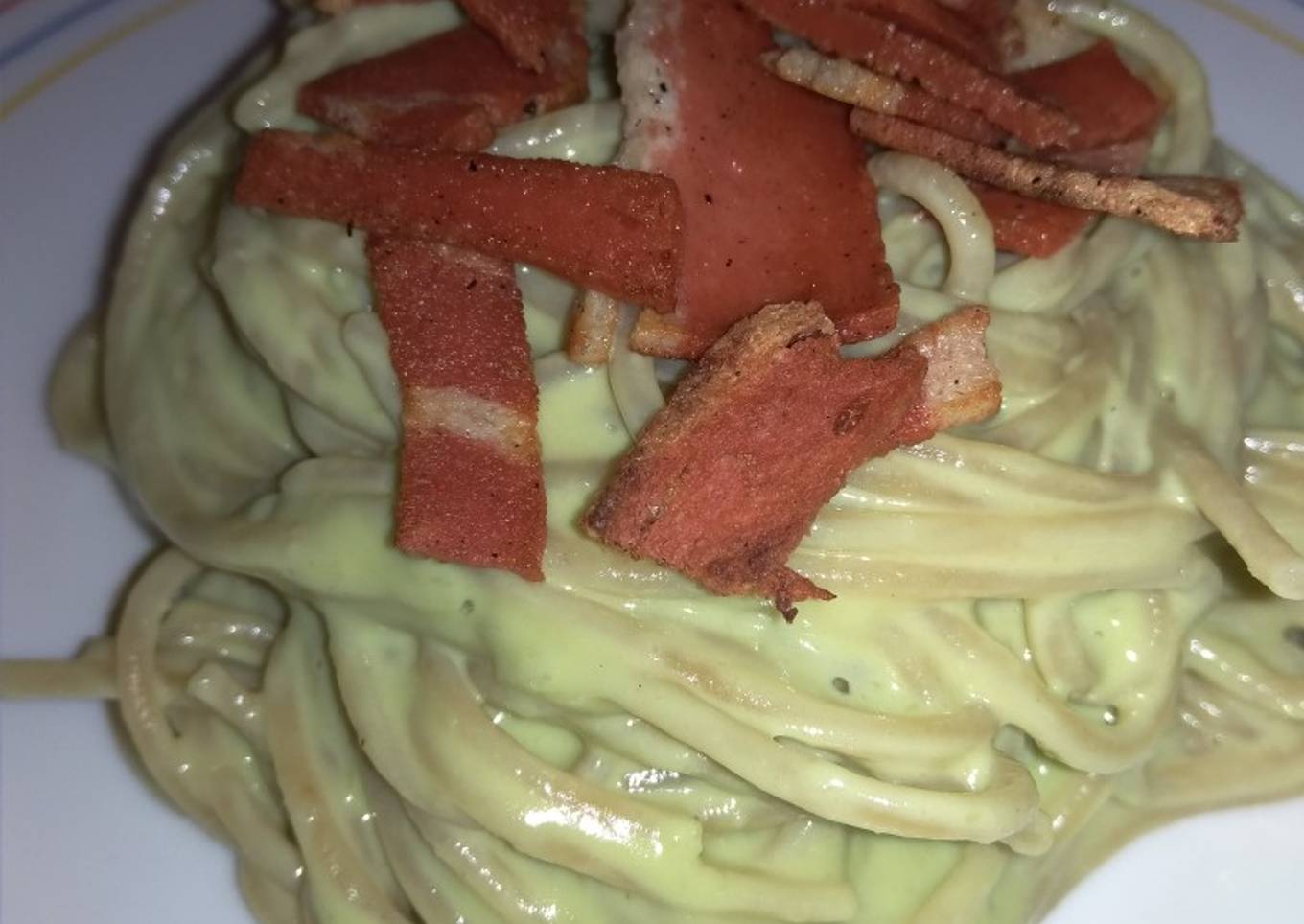 Spaguettis con salsa de aguacate y bacon vegano🥑