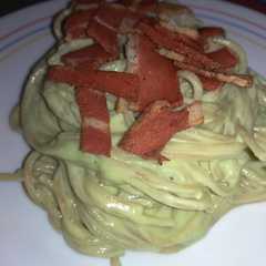 Foto principal de Spaguettis con salsa de aguacate y bacon vegano🥑