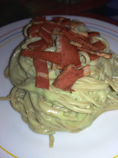 Una foto de Spaguettis con salsa de aguacate y bacon vegano🥑