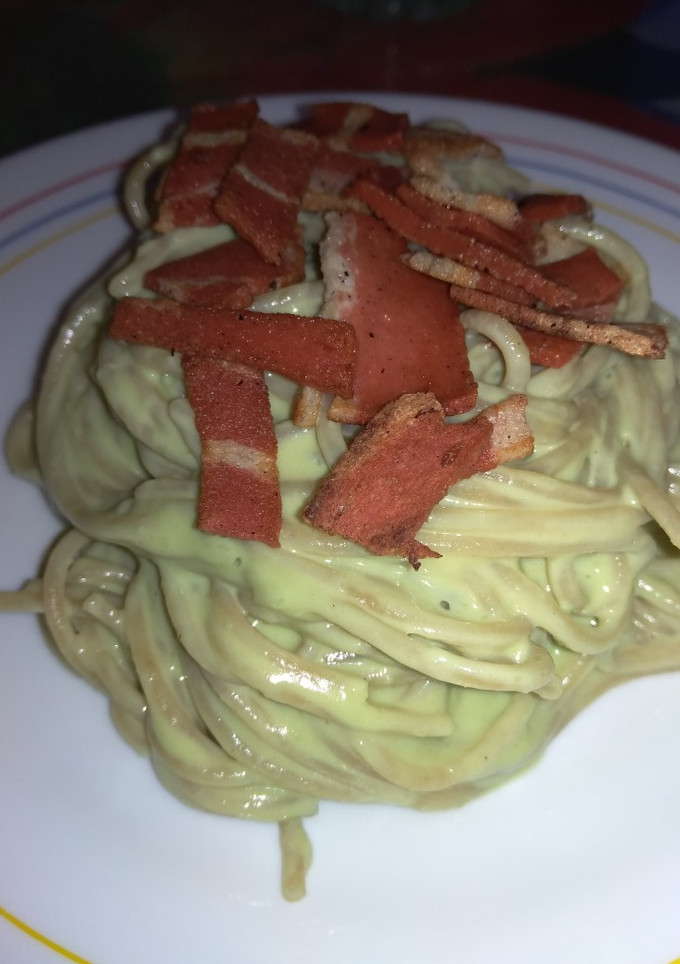 Una foto de Spaguettis con salsa de aguacate y bacon vegano🥑